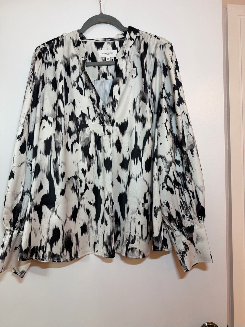 Banana Republic Black and White Abstract Print Long-Sleeve Blouse